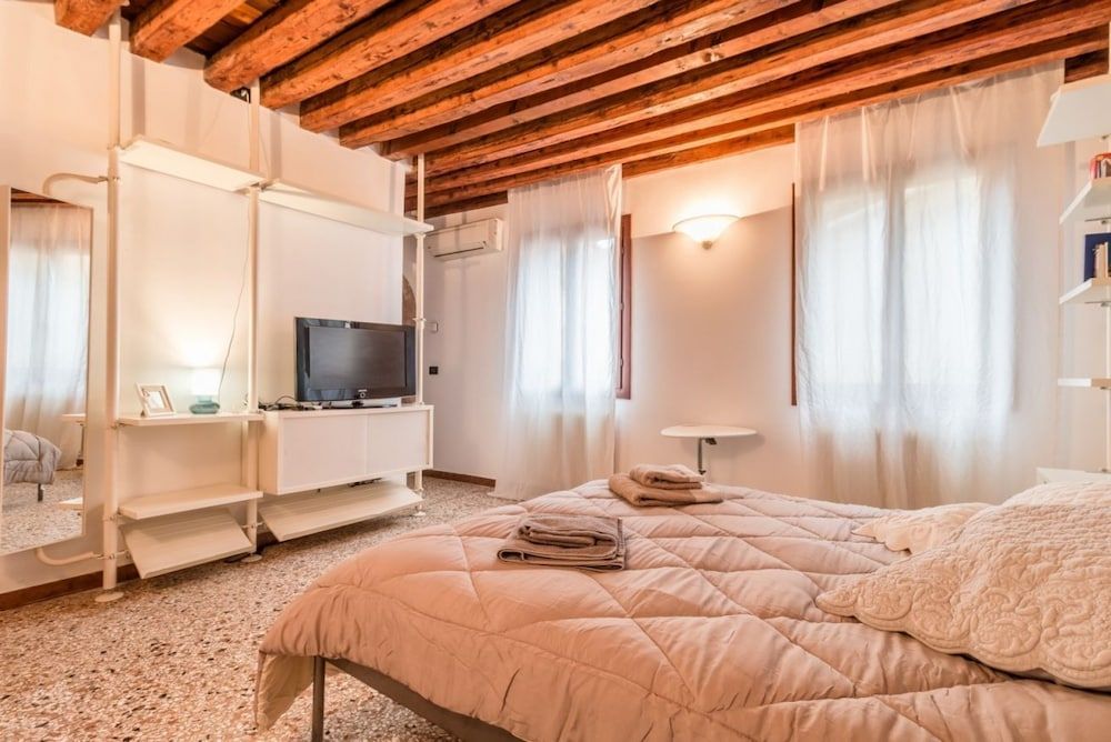 undefined LionHost Ruga Giuffa 4834 7