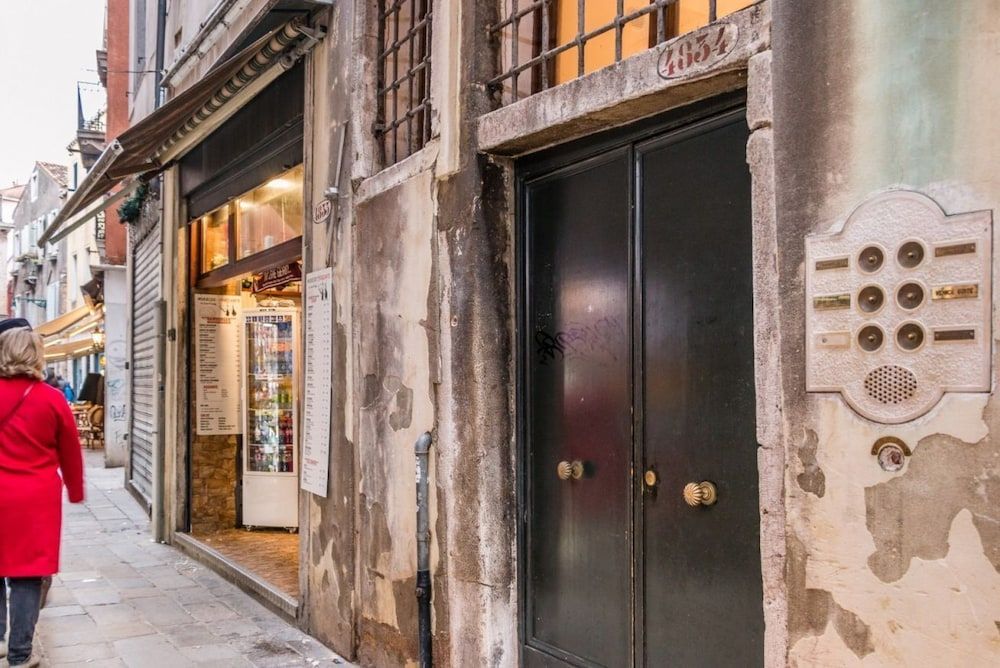 undefined LionHost Ruga Giuffa 4834