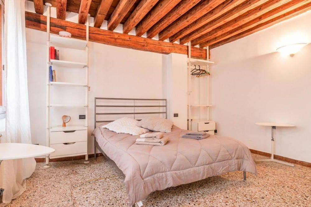 undefined LionHost Ruga Giuffa 4834 5