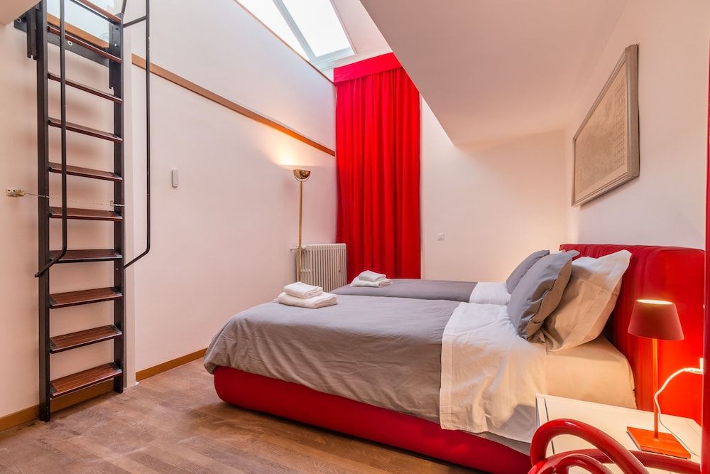 undefined Red House close to Accademia Bridge 6