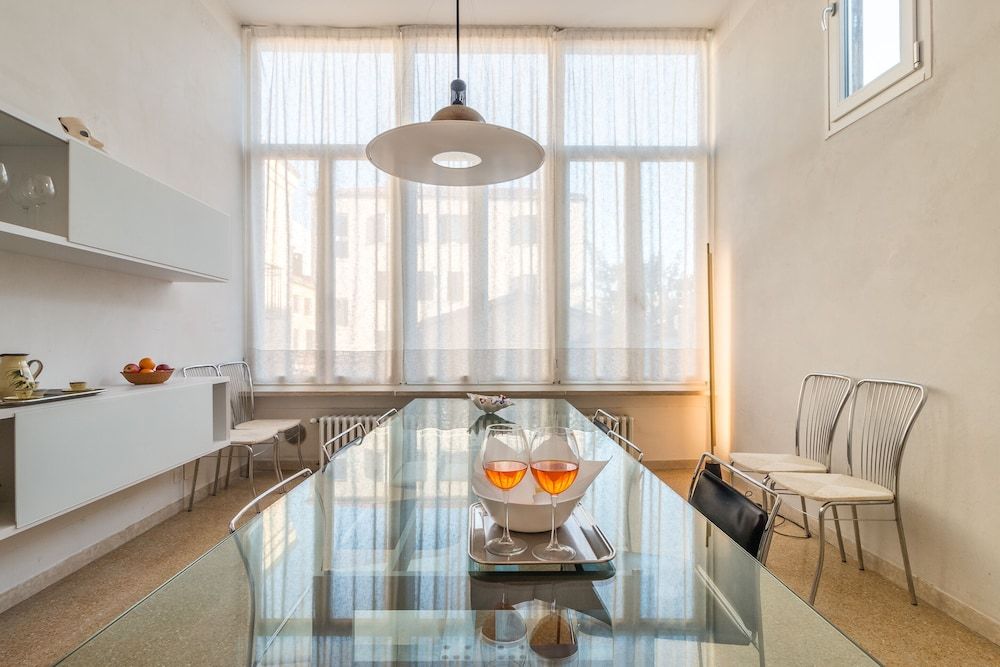 Red House close to Accademia Bridge Grand Apartment 18