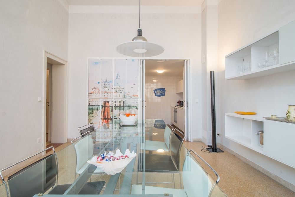 Red House close to Accademia Bridge Grand Apartment 19