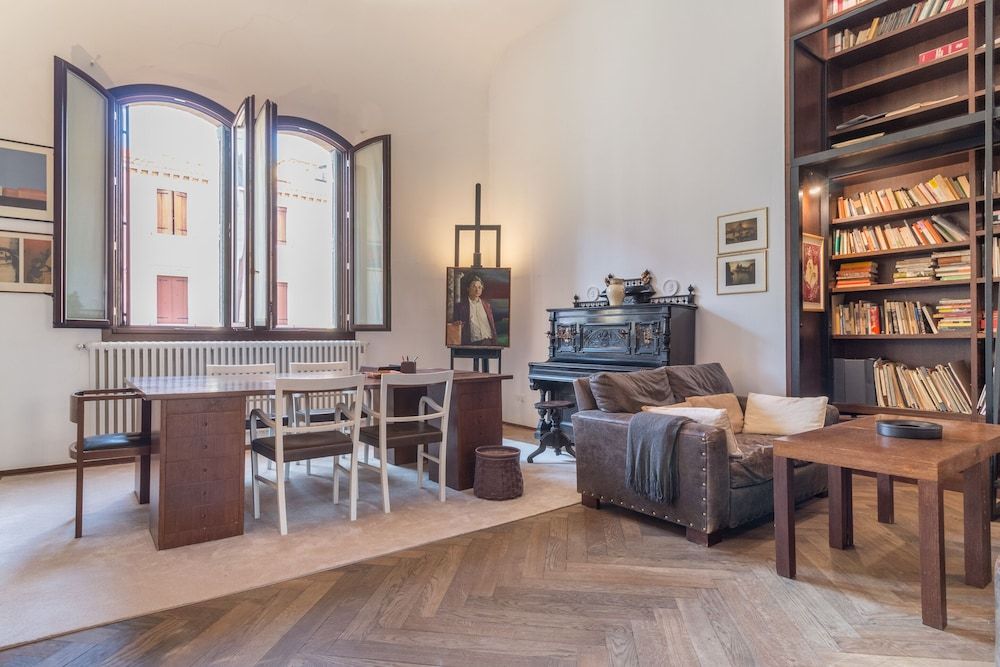 Red House close to Accademia Bridge Grand Apartment 15