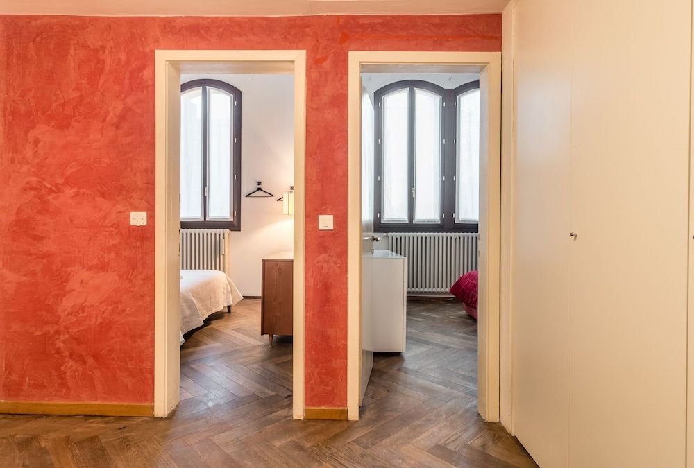 undefined Red House close to Accademia Bridge 5