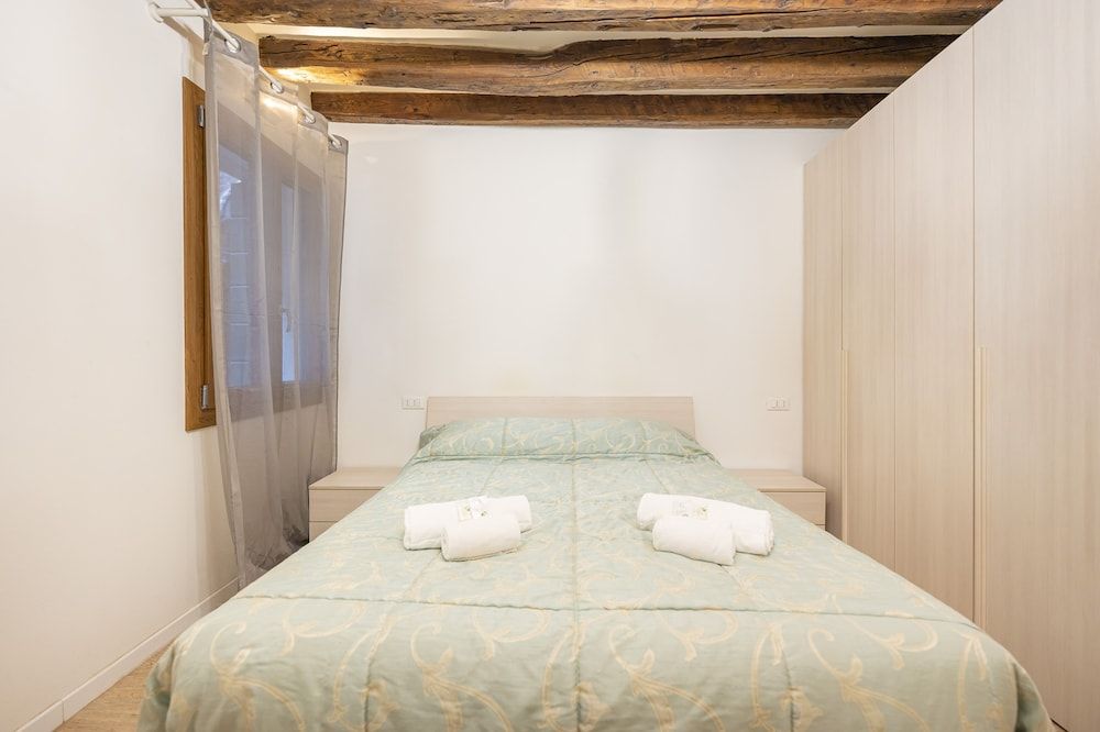 undefined Rialto Suite 6