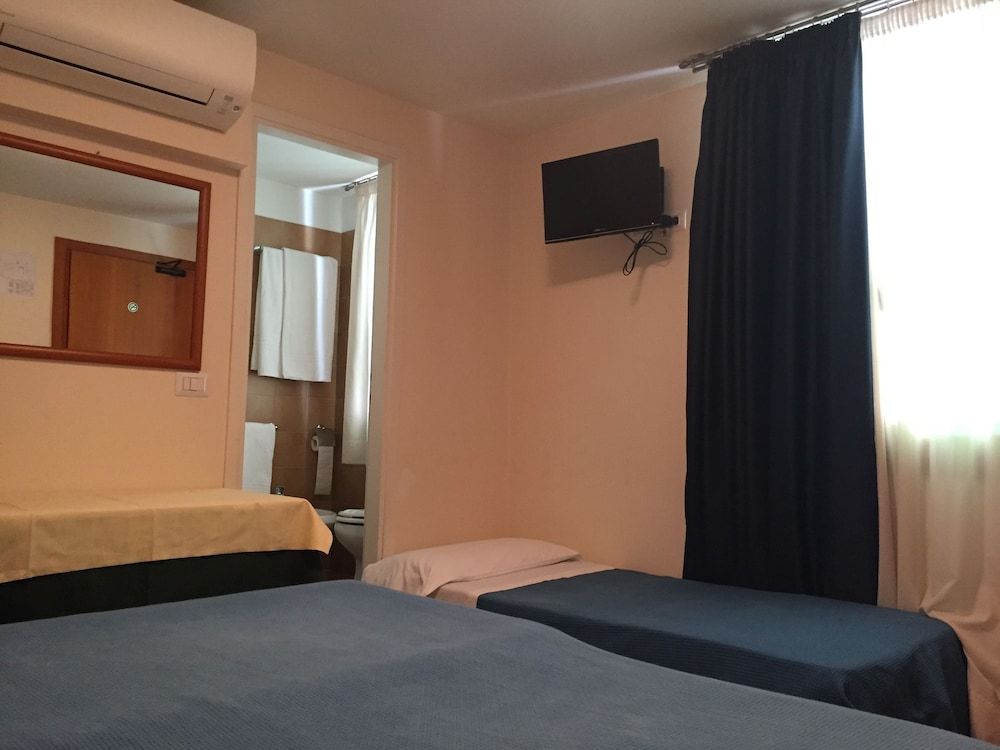 Hotel Canada Venezia Double or Twin Room, Private Bathroom 4