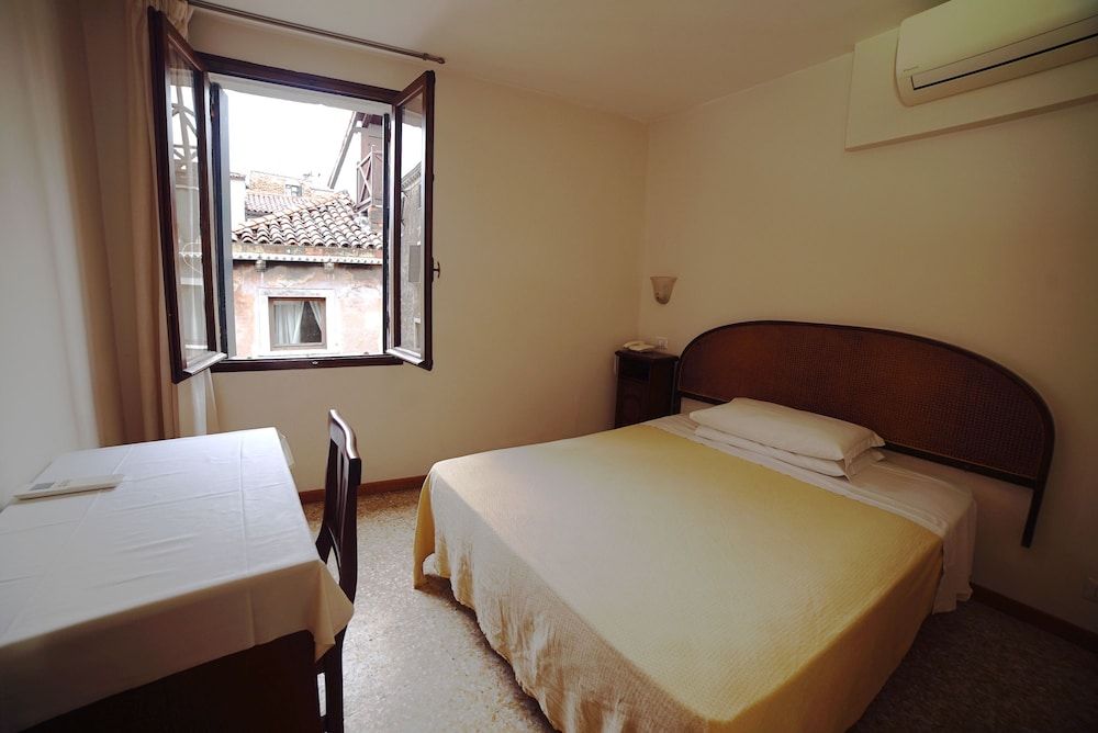 Hotel Canada Venezia Room, 1 Queen Bed, Private External Bathroom