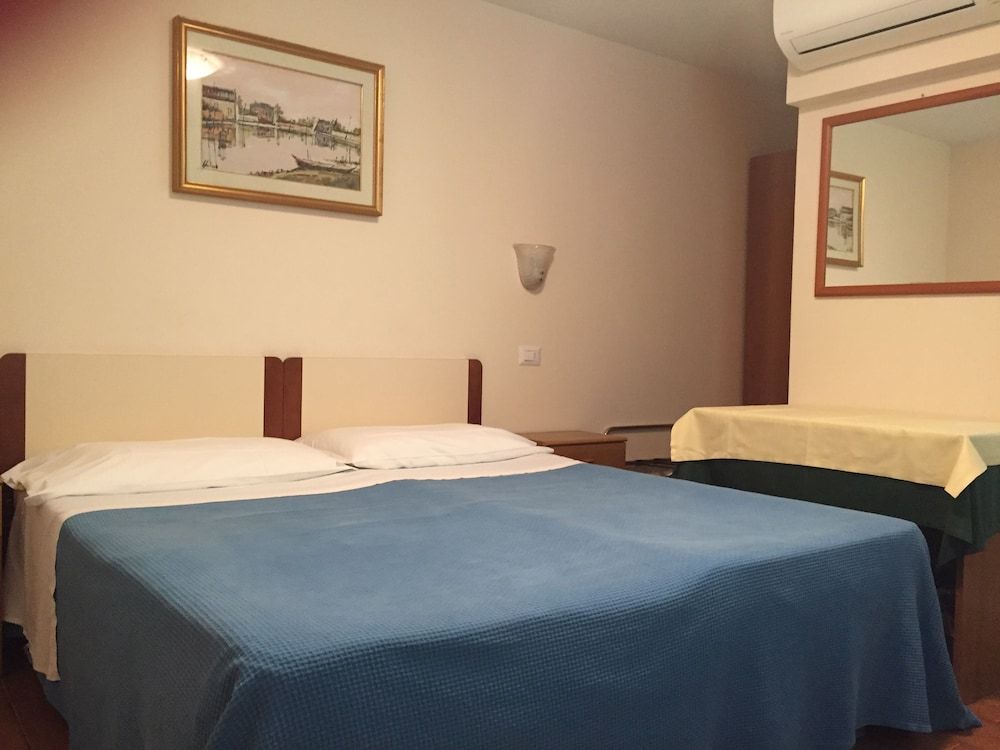 undefined Hotel Canada Venezia 10