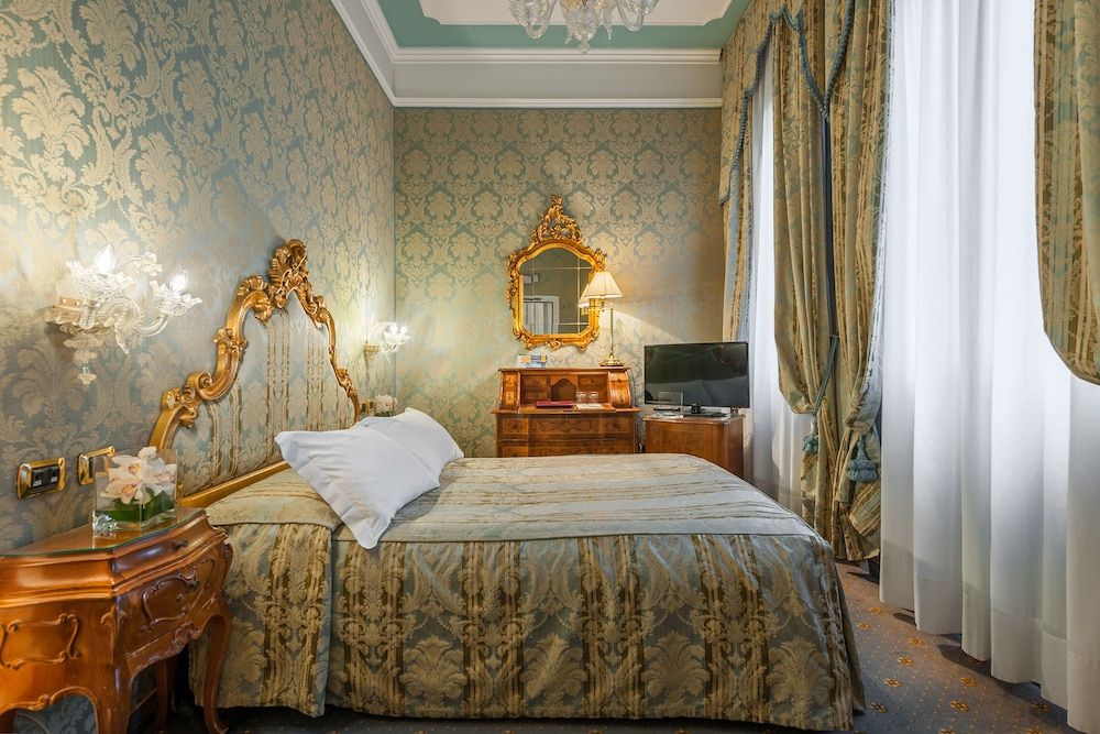 Hotel Al Ponte Antico Classic Double or Twin Room 3