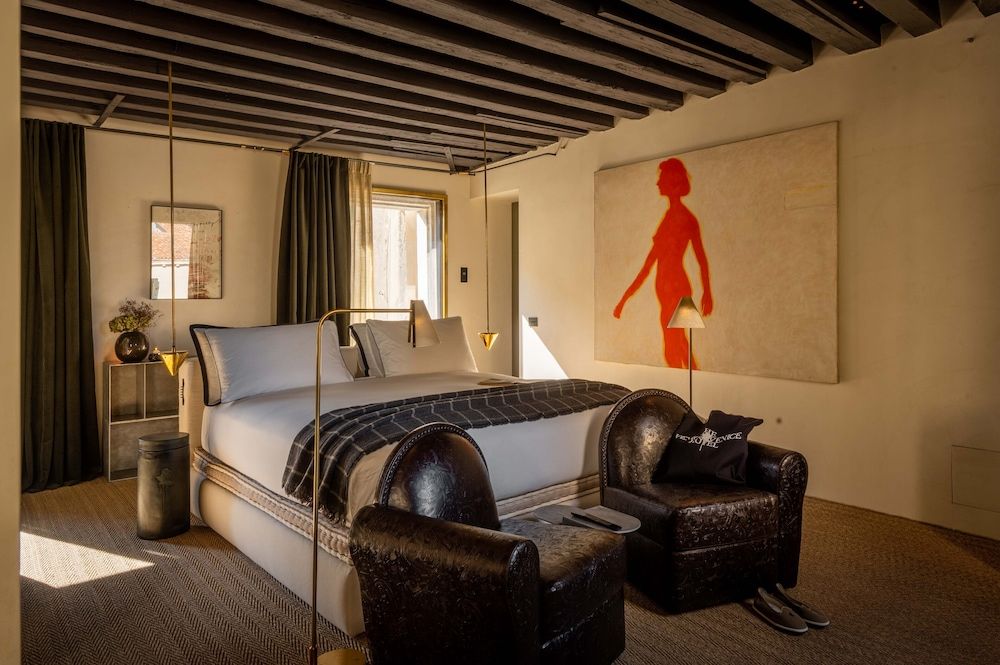 Postvenetian De Luxe