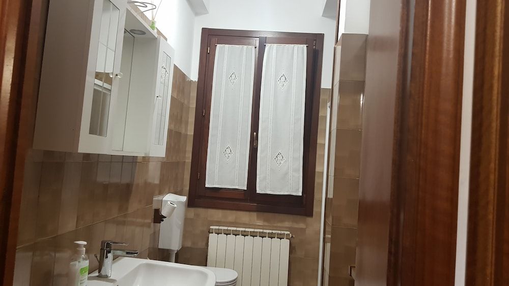 Venetian Style Triple Room, Garden View 12