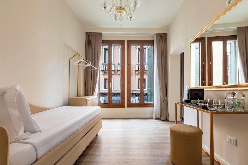 Numa Venice Palazzo Orseolo Medium Room - Canal View 2