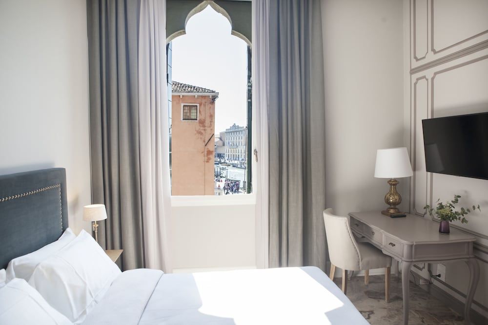 Palazzetto Foscari Basic Double Room, 1 Queen Bed, Private Bathroom, Canal View (External) 2