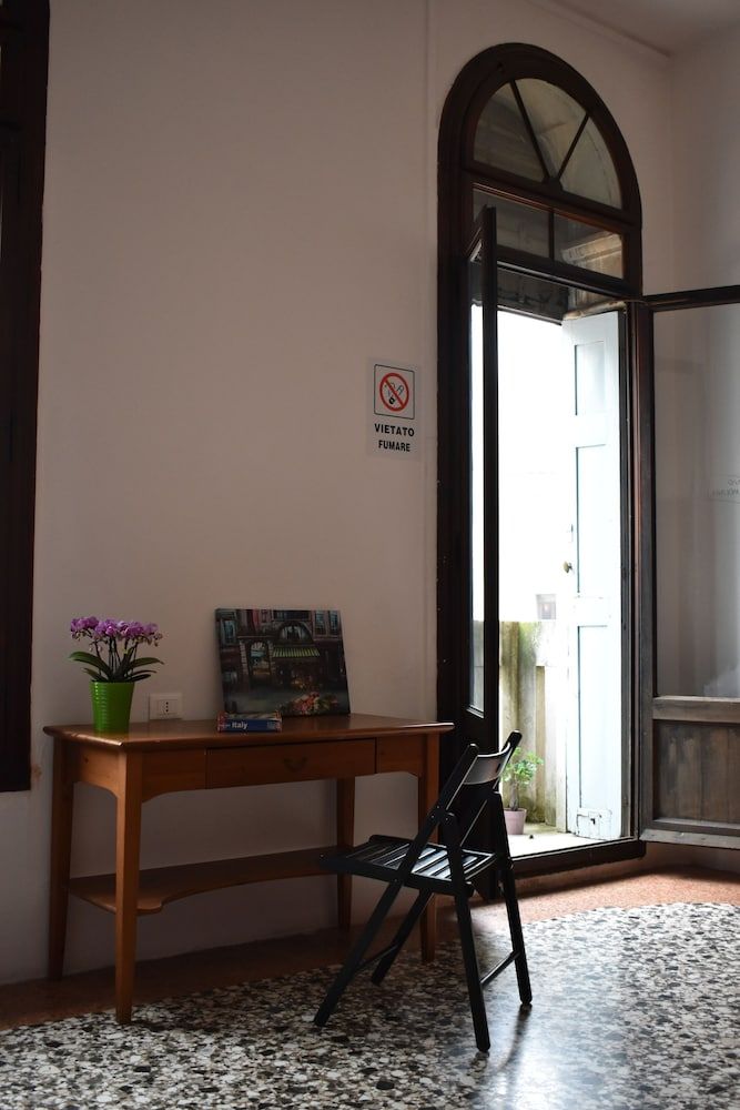 Veniceluxury Economy Triple Room, Shared Bathroom 3