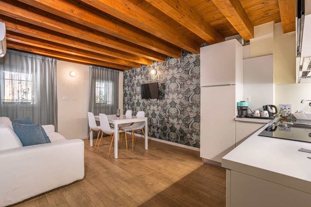Palazzina Riello Superior Apartment, Kitchenette, City View 9