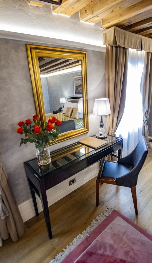 EGO' Residence Venice Deluxe Double Room, 1 King Bed with Sofa bed, Canal View (San Salvador) 11