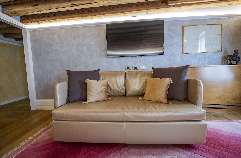 EGO' Residence Venice Deluxe Double Room, 1 King Bed with Sofa bed, Canal View (San Salvador) 13