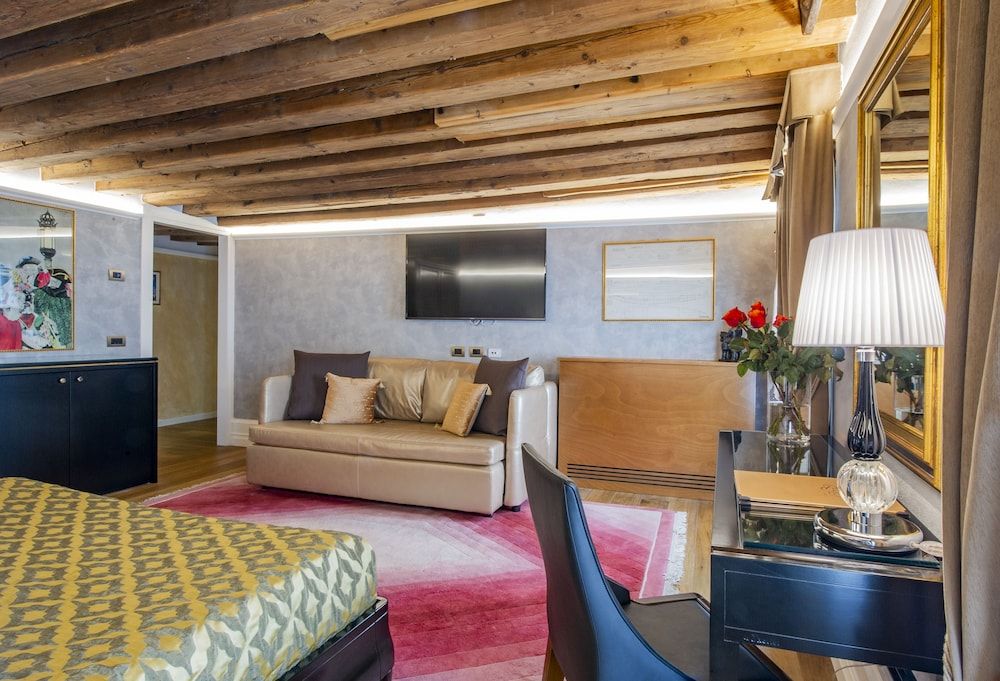 EGO' Residence Venice Deluxe Double Room, 1 King Bed with Sofa bed, Canal View (San Salvador) 5