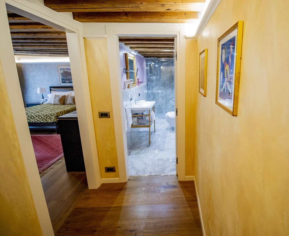 EGO' Residence Venice Deluxe Double Room, 1 King Bed with Sofa bed, Canal View (San Salvador) 14