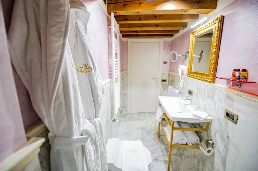 EGO' Residence Venice Deluxe Double Room, 1 King Bed with Sofa bed, Canal View (San Salvador) 9