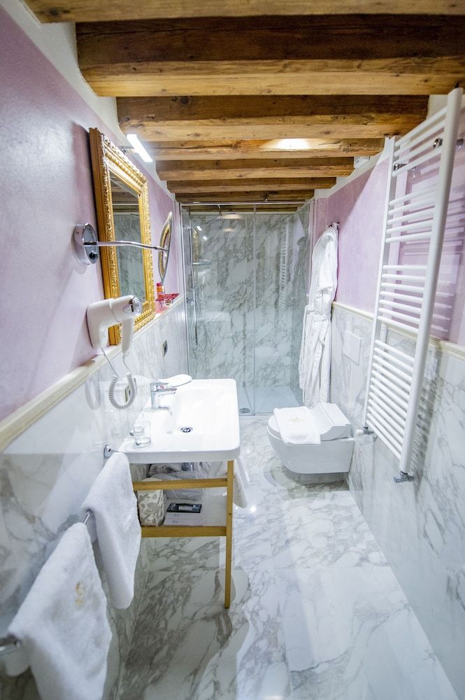 EGO' Residence Venice Deluxe Double Room, 1 King Bed with Sofa bed, Canal View (San Salvador) 8