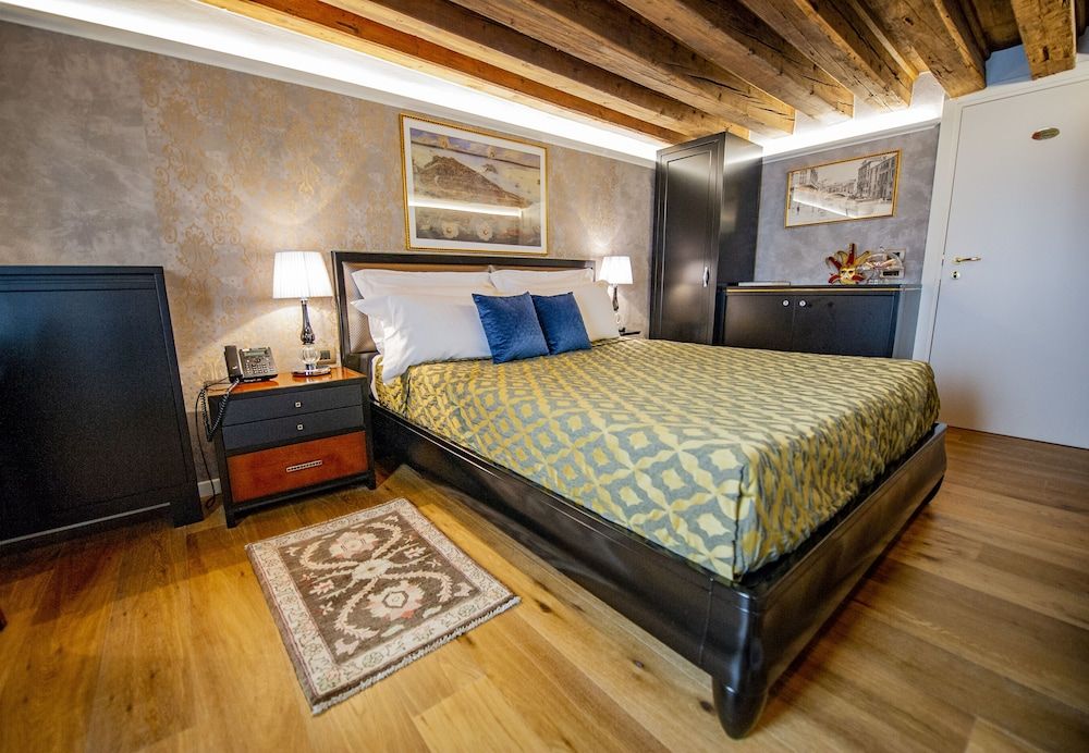 EGO' Residence Venice Standard Double Room, Canal View (San Salvador) 6