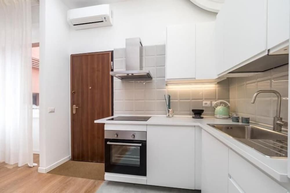 undefined Accademia 4