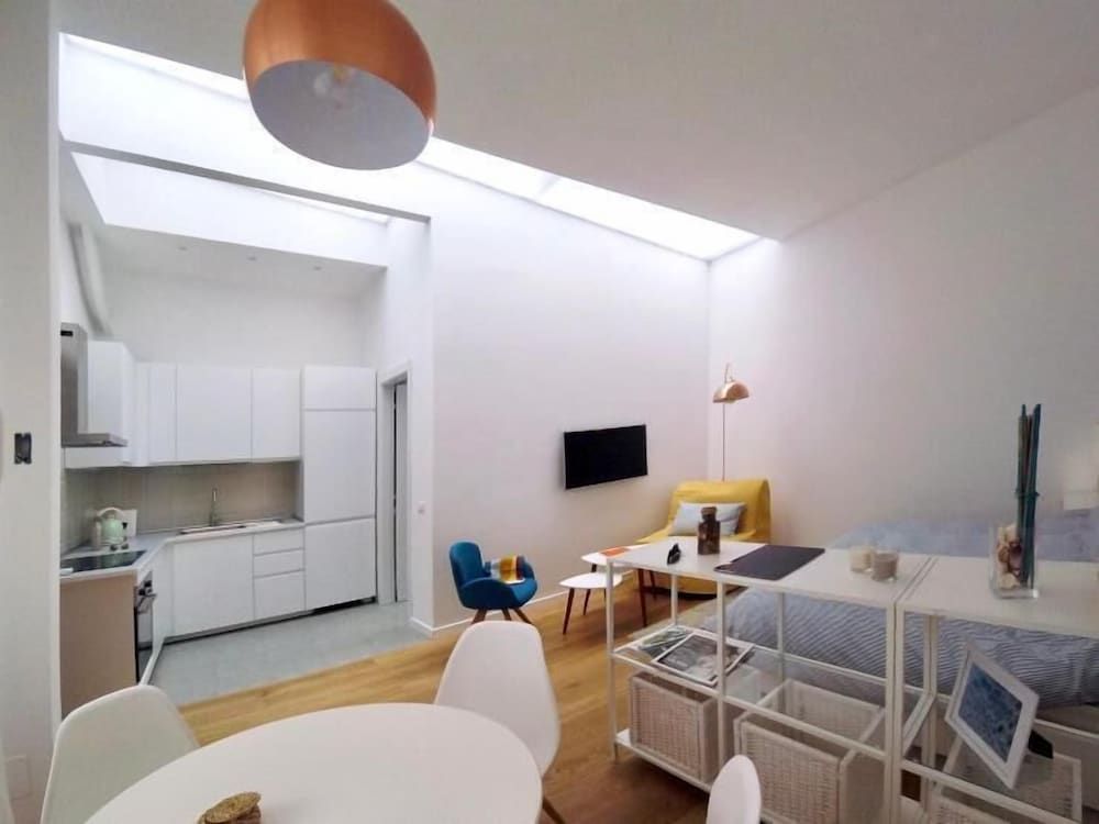 undefined Accademia 10