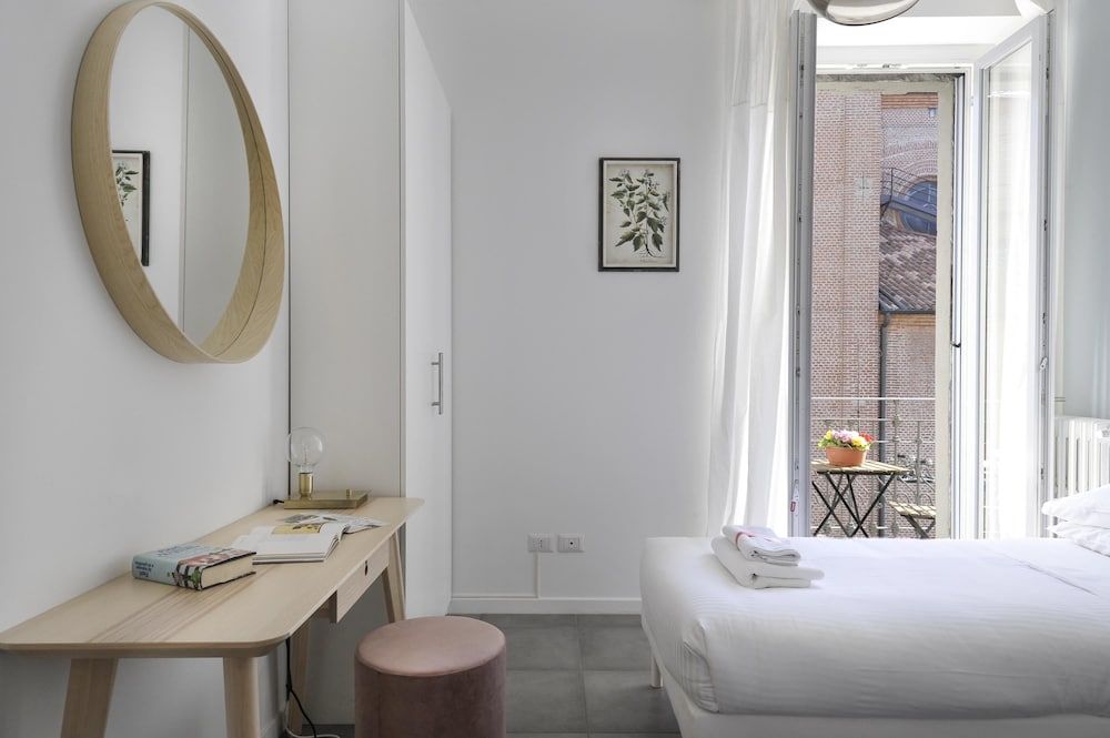 At Home Heart of Milan - Bright City Apartment, 2 Bedrooms 16