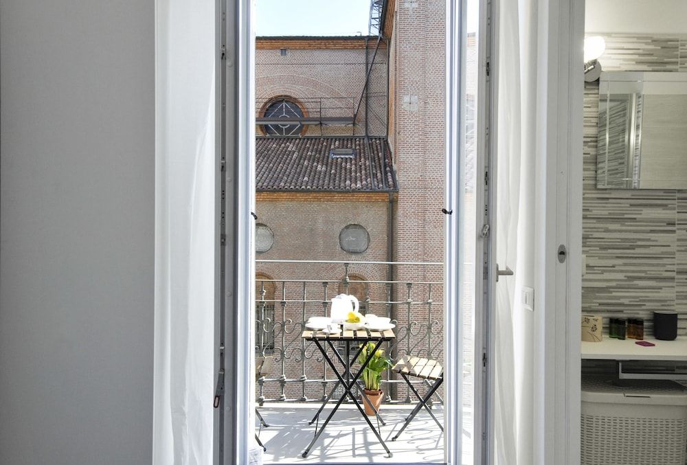 At Home Heart of Milan - Bright City Apartment, 2 Bedrooms 8