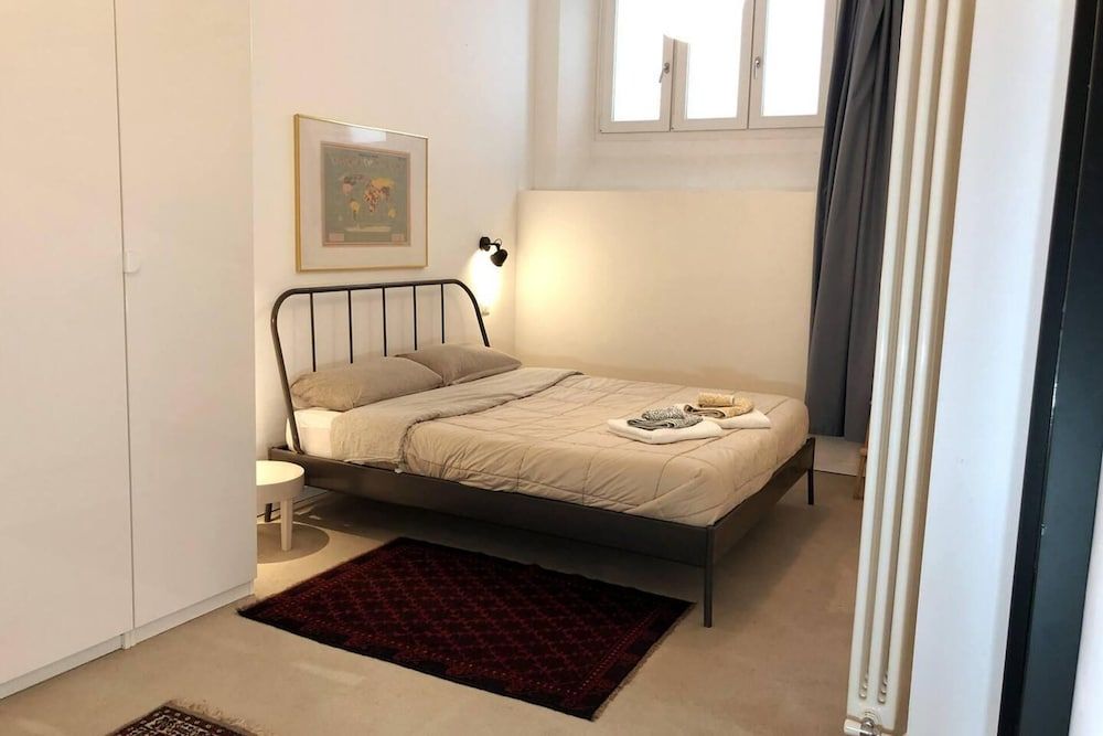 undefined Inviting 2-bed Apartment in Milano 9