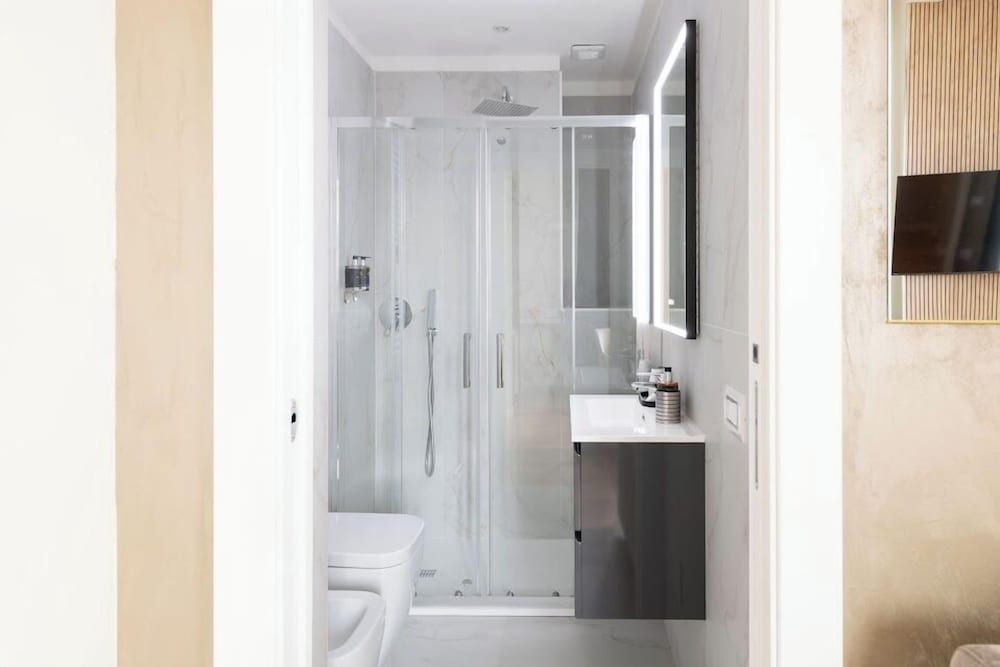 Heart Milan Apartments - Duomo District Deluxe Apartment, 2 Bedrooms, 2 Bathrooms (Galleria del Corso 4) 10