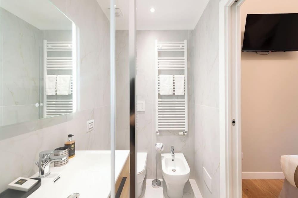 Heart Milan Apartments - Duomo District Deluxe Apartment, 2 Bedrooms, 2 Bathrooms (Galleria del Corso 4) 12