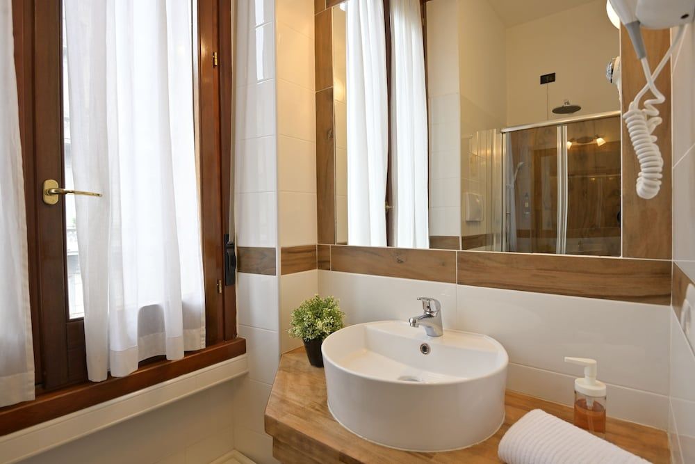 Hotel Bagliori Deluxe Single Room (Small) 4