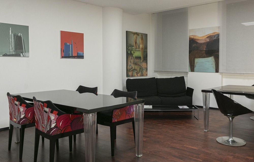 undefined 10 KEYS MILANO 9