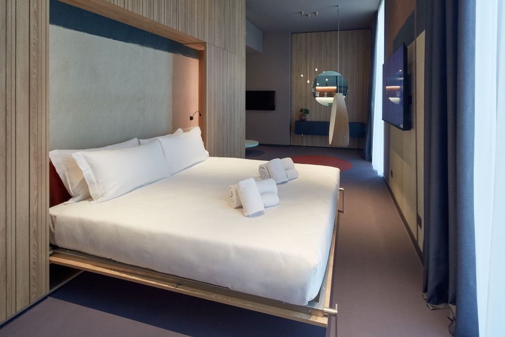 Hero - Junior Suite - FREE MINIBAR