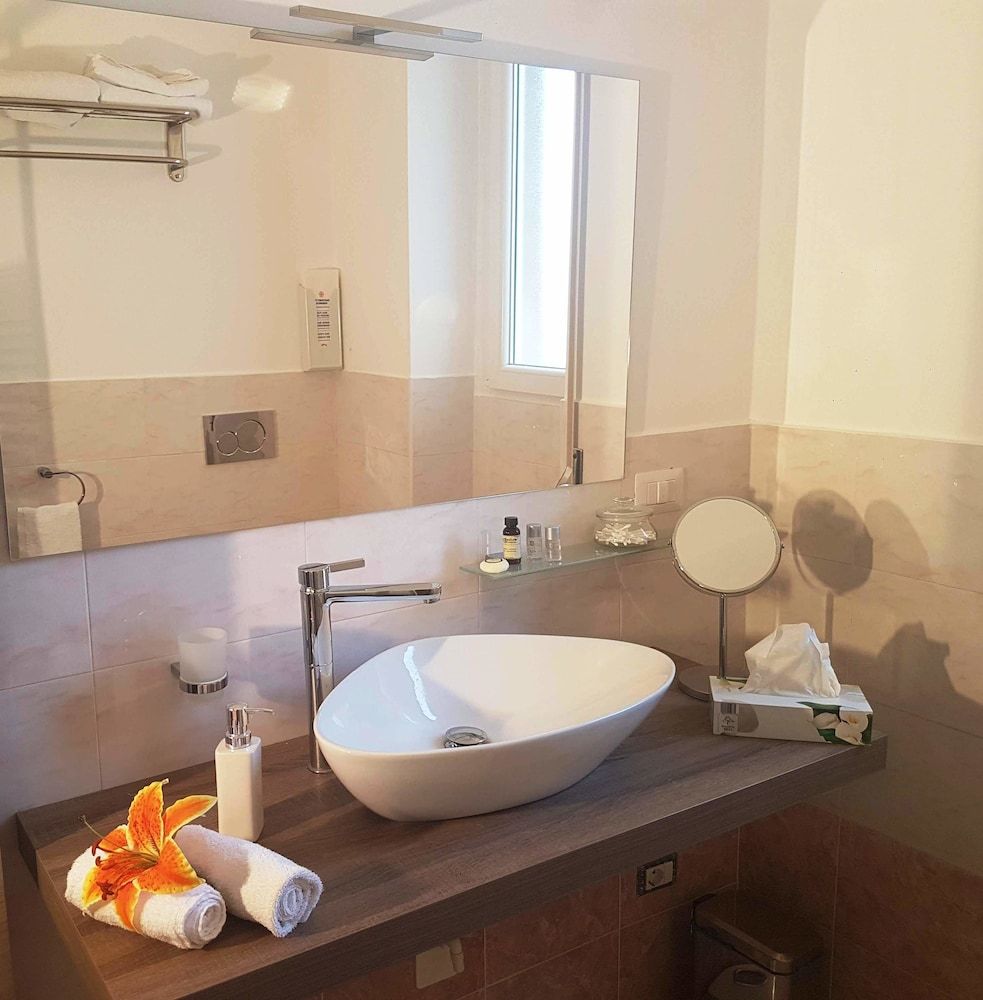 Home Flowers Milano Deluxe Double or Twin Room 5