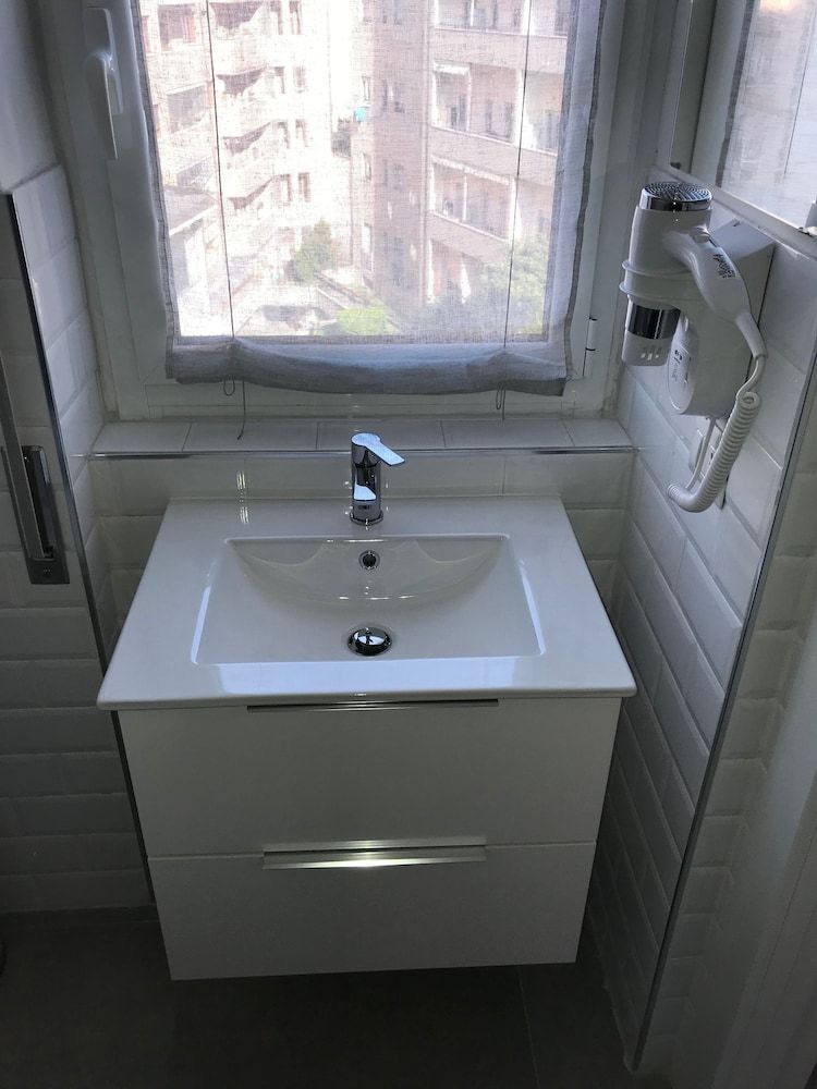 Joy Rooms Comfort Double or Twin Room, Courtyard View 8