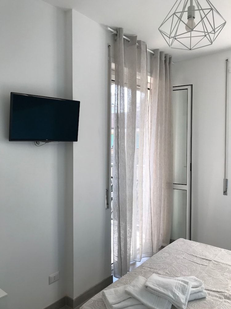 undefined Joy Rooms 8