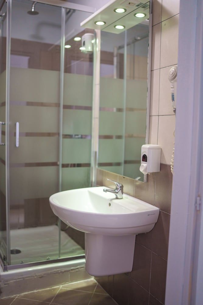 Lion University & Youth Hostel Milano Shared Dormitory, Women only, Shared Bathroom 84