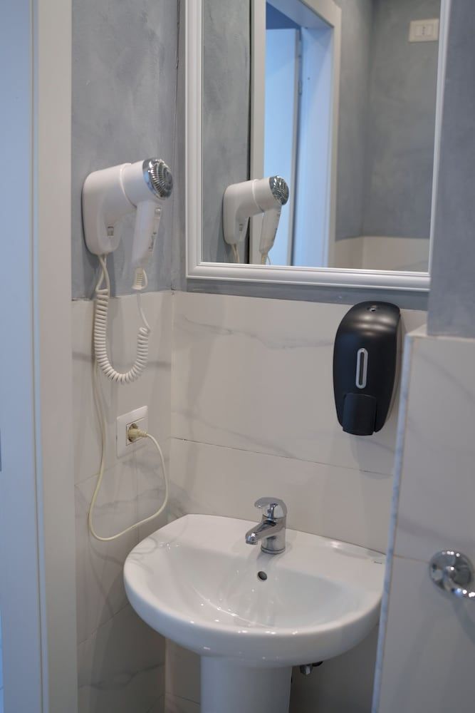 Lion University & Youth Hostel Milano Shared Dormitory, Women only, Shared Bathroom 95