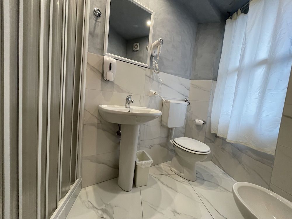 Lion University & Youth Hostel Milano Shared Dormitory, Women only, Shared Bathroom 55