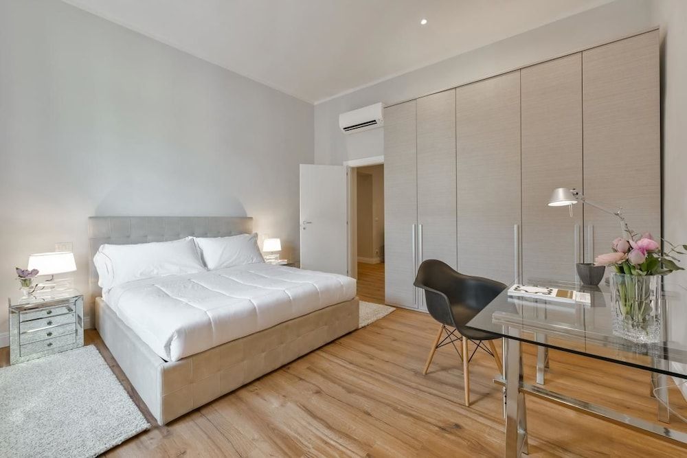 Santa Croce Deluxe Apartment, 4 Bedrooms 2