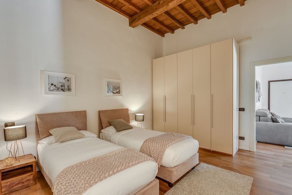 undefined Luna Chic 4