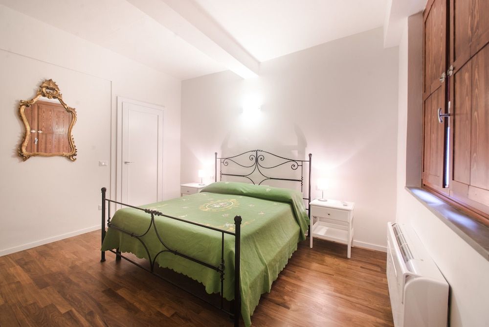 undefined Well-Kept Apartment Short Walk to The Duomo 2