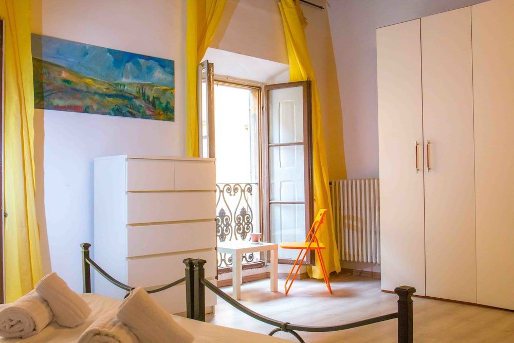undefined Spacious 4BD Apt Near the Duomo 8