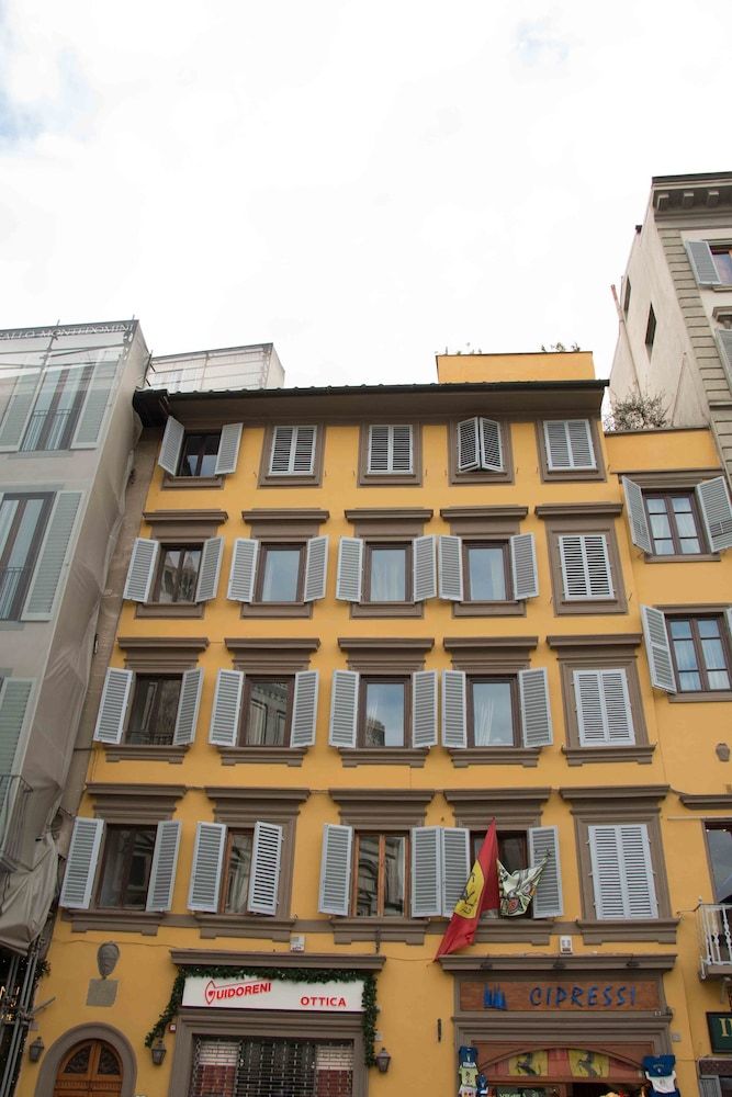 undefined Spacious 4BD Apt Near the Duomo 3