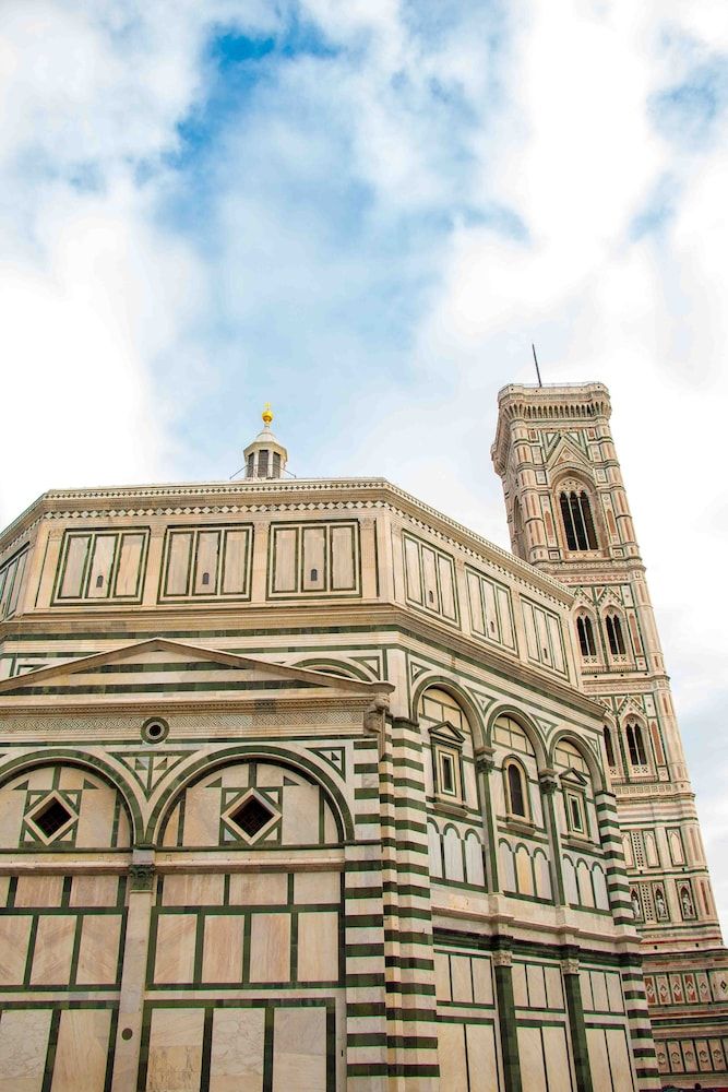 undefined Spacious 4BD Apt Near the Duomo 5