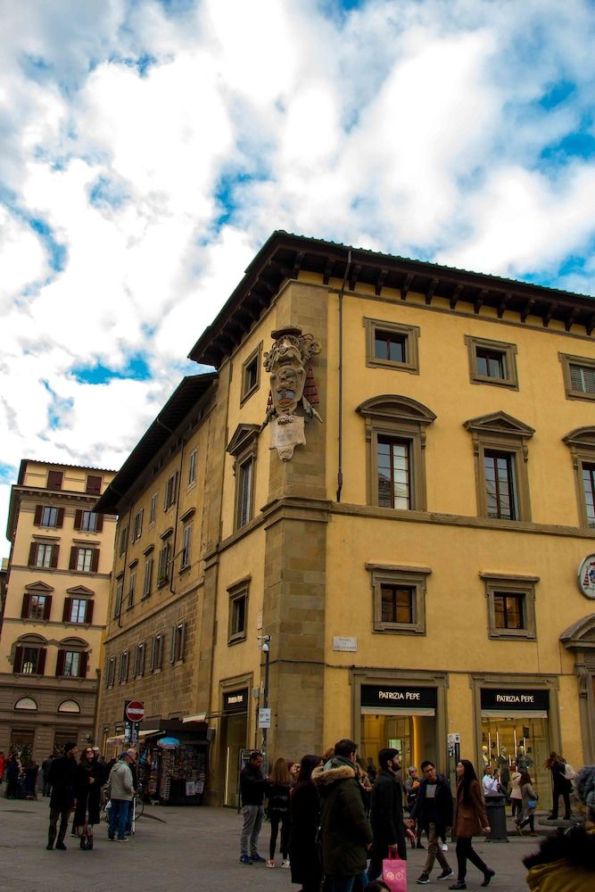 undefined Spacious 4BD Apt Near the Duomo 2