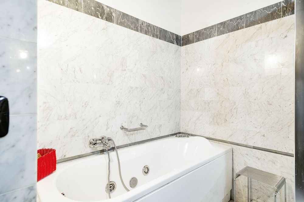 Deep Soaking Bathtub